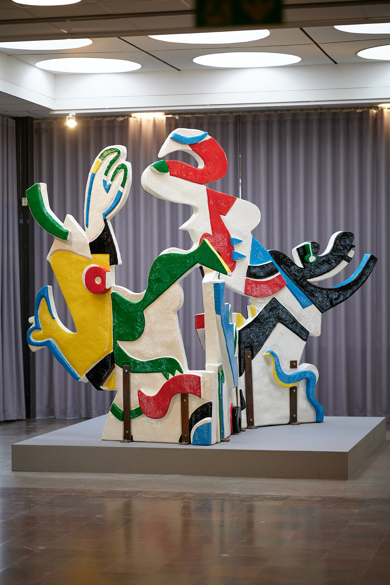 Fotografi på konstverket Decoration Blues: en stor skulptur som vrider och sträcker sig i olika riktning och vinklar. Färgen är i botten vit, med partier i rött, grönt, gult, blått och svart.