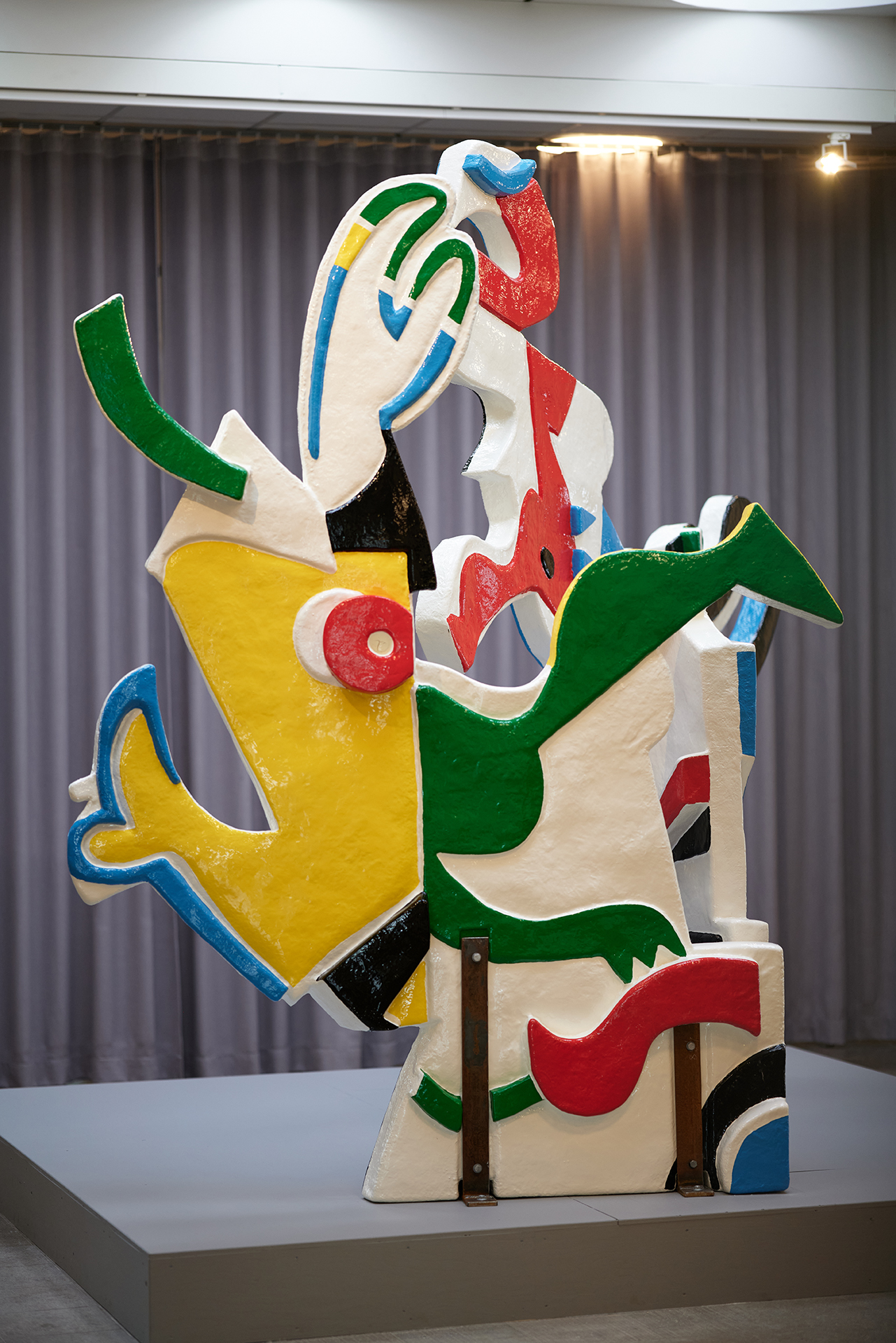 Fotografi på konstverket Decoration Blues: en stor skulptur som vrider och sträcker sig i olika riktning och vinklar. Färgen är i botten vit, med partier i rött, grönt, gult, blått och svart.